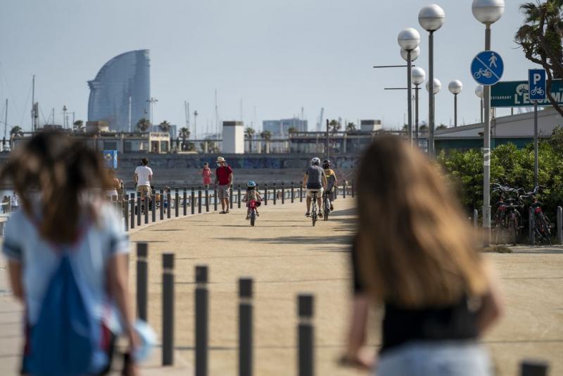 Persones fent esport a la platja de Barcelona Persones fent esport a la platja de Barcelona