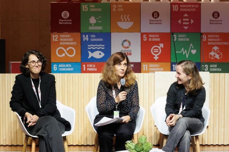 Mesa de conclusiones de los talleres De izquierda a derecha, Irene Navarro (PEMB), Sònia Callau (DIBA) y Lidón Martrat (OCAS)