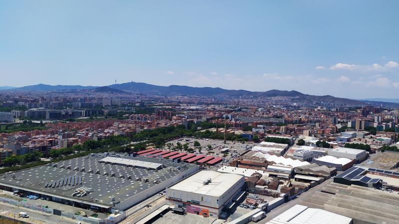 Vista al territorio metropolitano desde las Tres Xemeneies de Sant Adrià del Besòs Vista al territorio metropolitano desde las Tres Xemeneies de Sant Adrià del Besòs