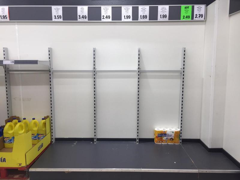 Estant de paper de wc buit Estant de paper de wc buit